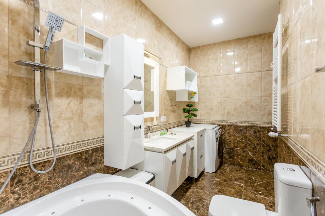 Central Cozy 3Bd-2Bath Apartment Tbilisi Exteriör bild