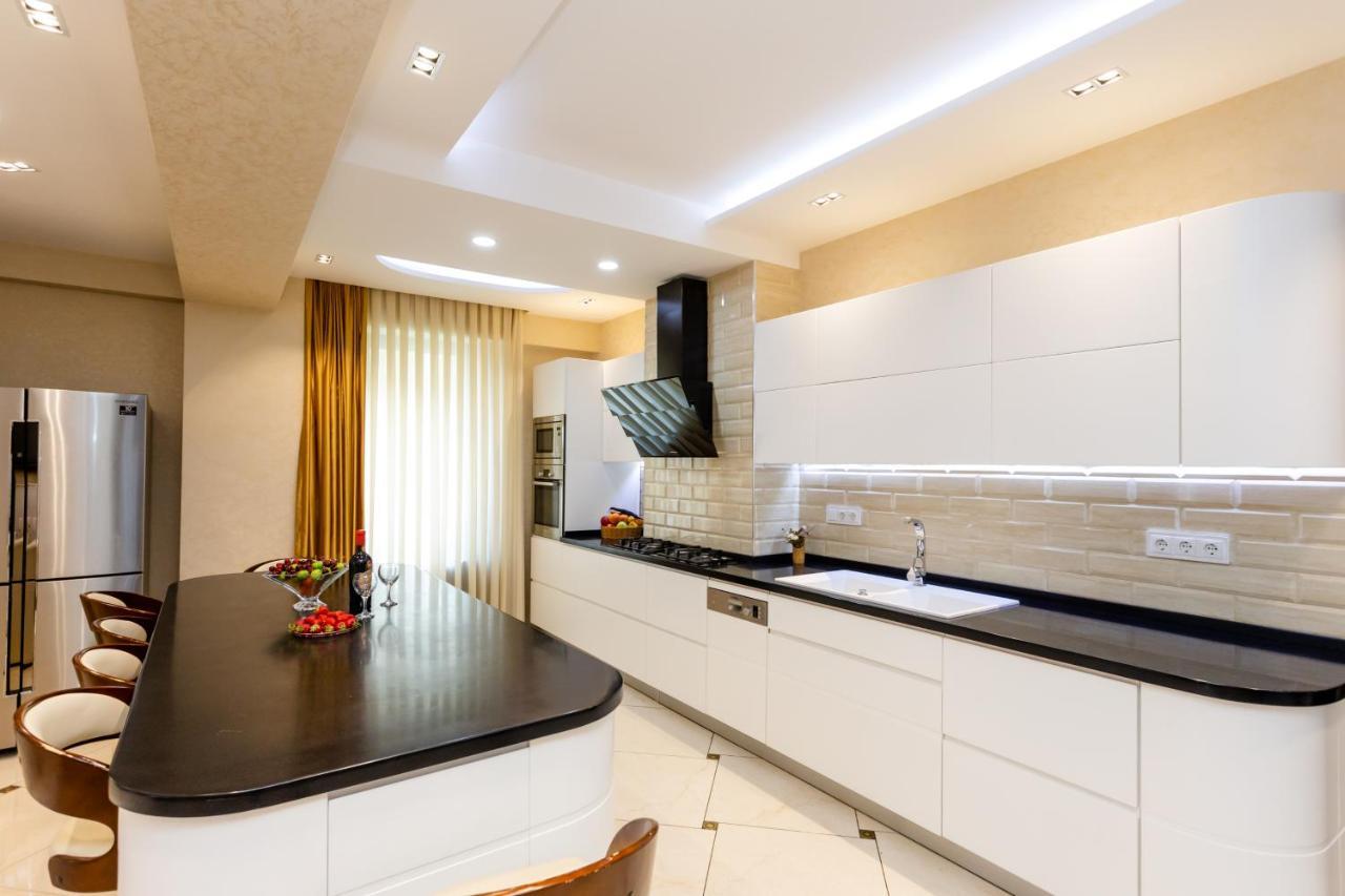 Central Cozy 3Bd-2Bath Apartment Tbilisi Exteriör bild